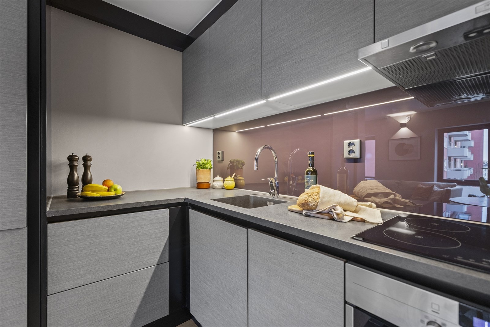 Her er det romslig med benkeplass og god belysning til matlaging. Galleribilde