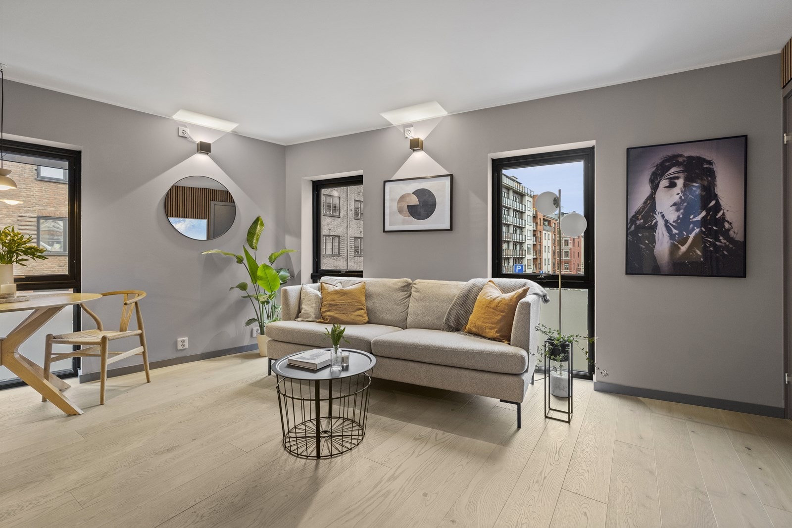 Delikat stue med elegant 1-stavs parkett, lyse fargetoner og store vindusflater som gir rikelig med naturlig lys. Galleribilde