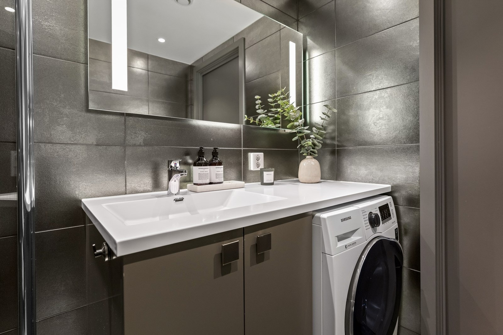 Badet har god belysning samt stikkontakt til det du trenger for personlig pleie. Galleribilde