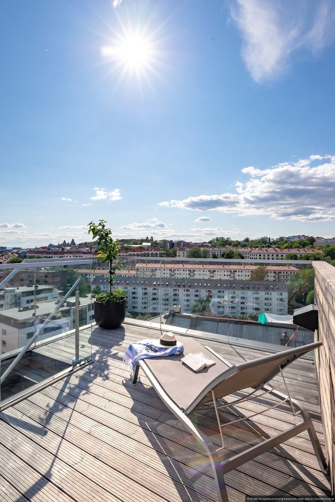Fra takterrassens øverste dekk: eksklusiv sone med sol hele dagen. Galleribilde