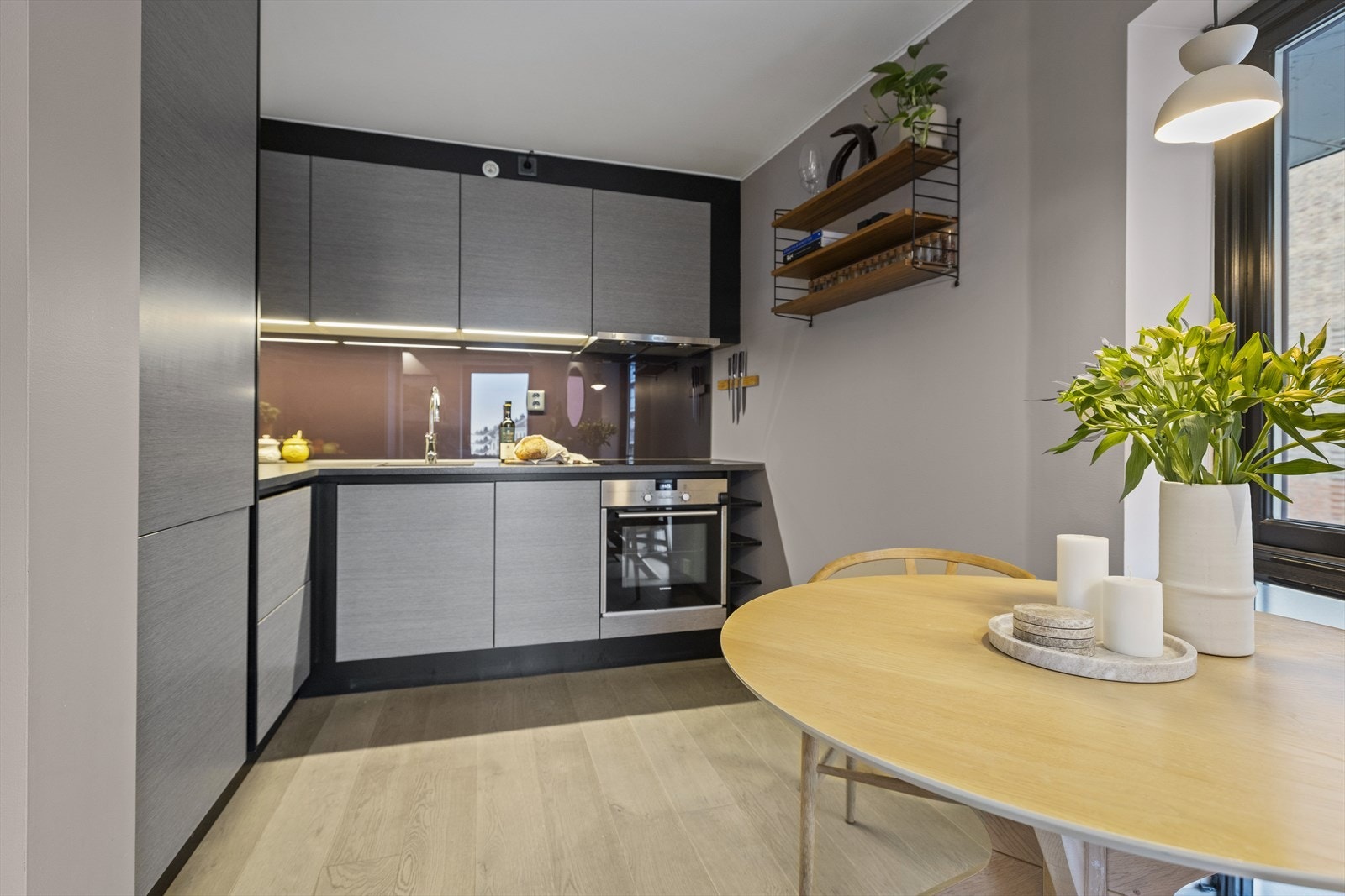 Romslig kjøkken med rikelig skapplass samt kjøle- og fryseskap, stekeovn, koketopp og ventilator. Galleribilde