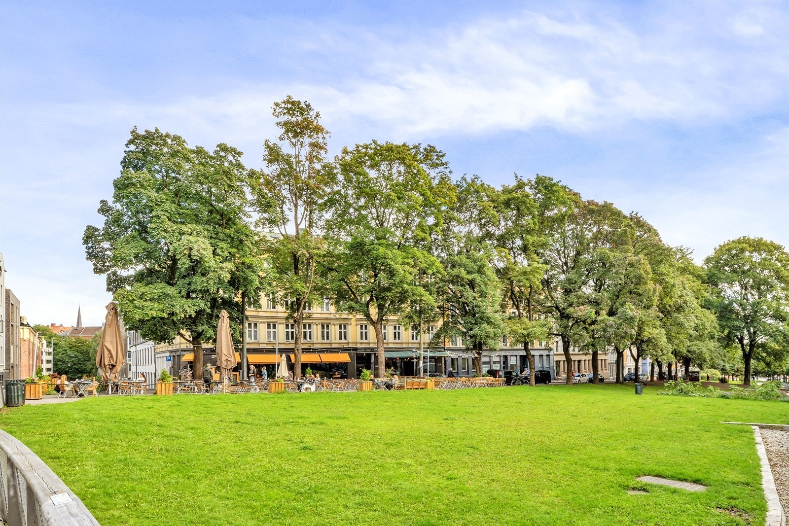 Alexander Kiellands plass er en plass og park på Ila i Oslo. Området fikk navnet i 1914 og ble opparbeidet som park med lekeplass fra 1918. Denne ligger ca. 3 min. gange fra leiligheten. Her kryr det av restauranter. Galleribilde