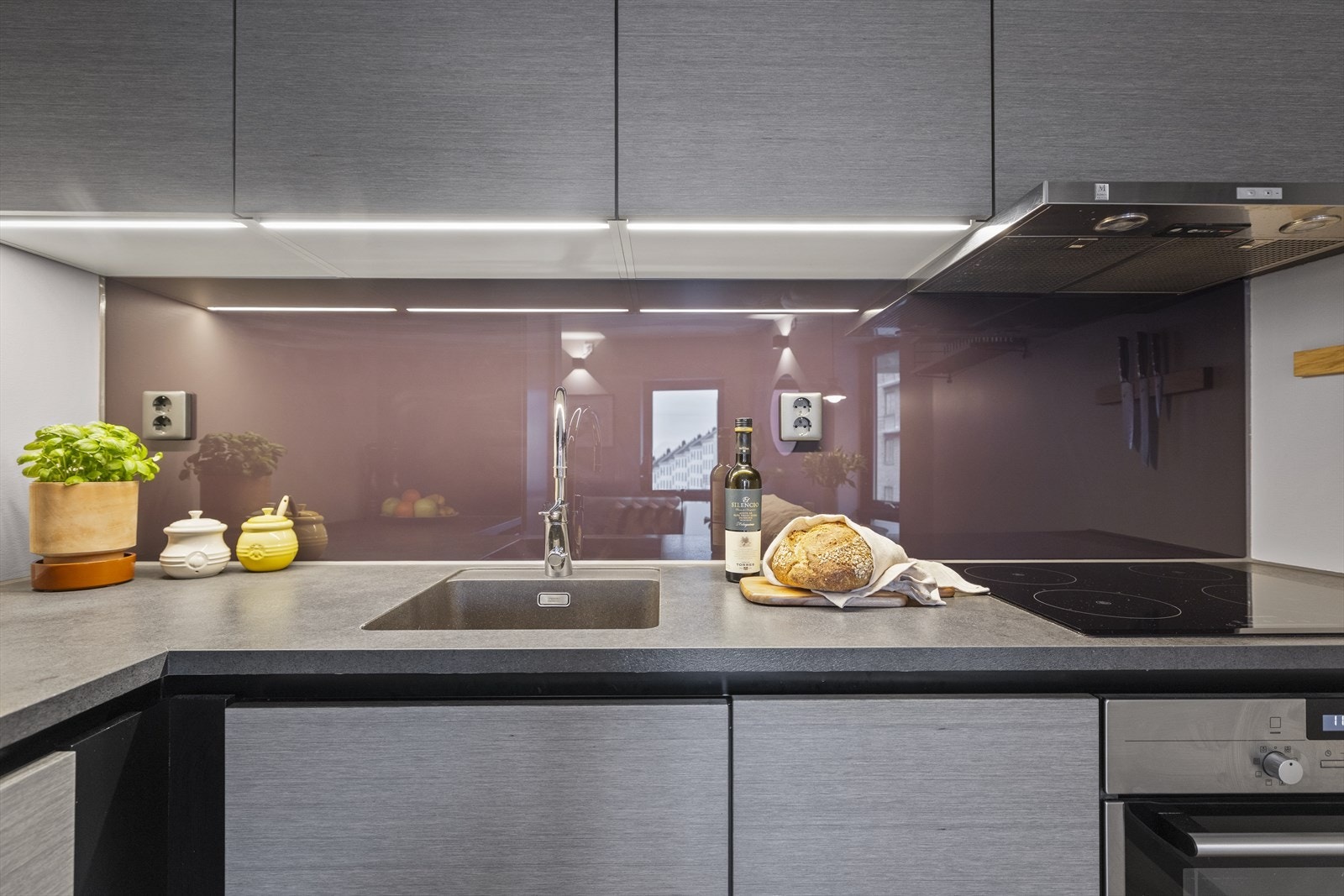 Her er det tilstrekkelig med stikkontakter til alle nødvendige kjøkkenapparater. Galleribilde