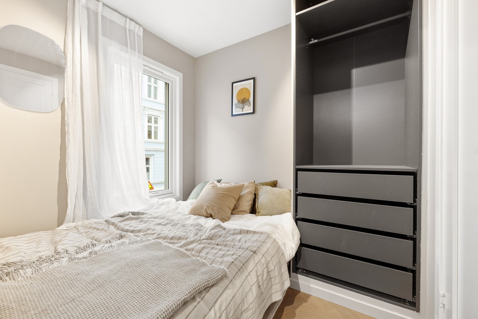 Soverom vender mot rolig gate. Galleribilde