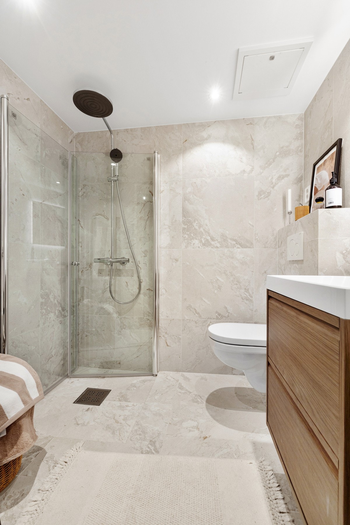 Svært delikate materialvalg med innredning i eikefinér. Galleribilde