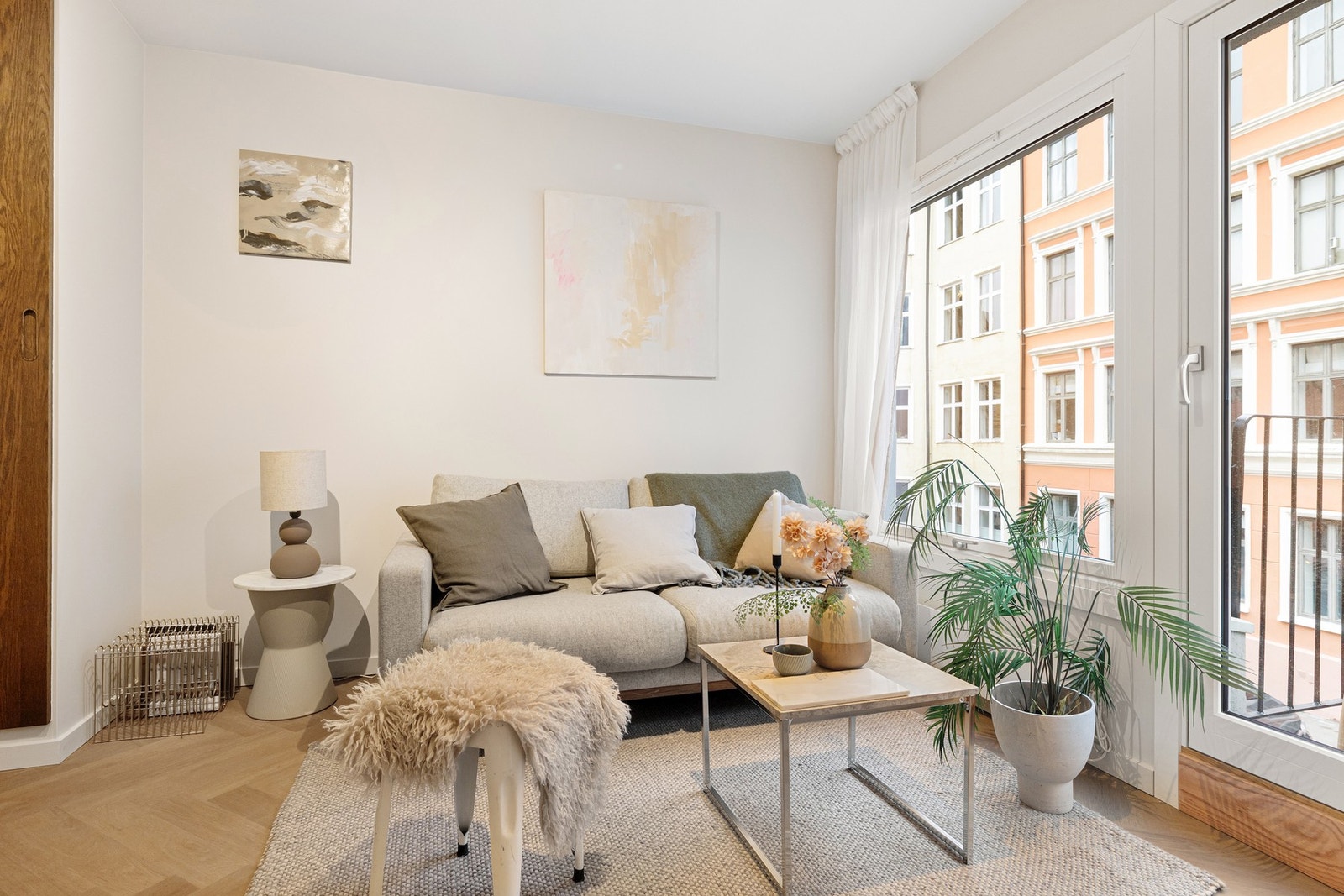 Store vindusflater og utgang til balkong gjør at leiligheten oppleves lys og luftig. Galleribilde