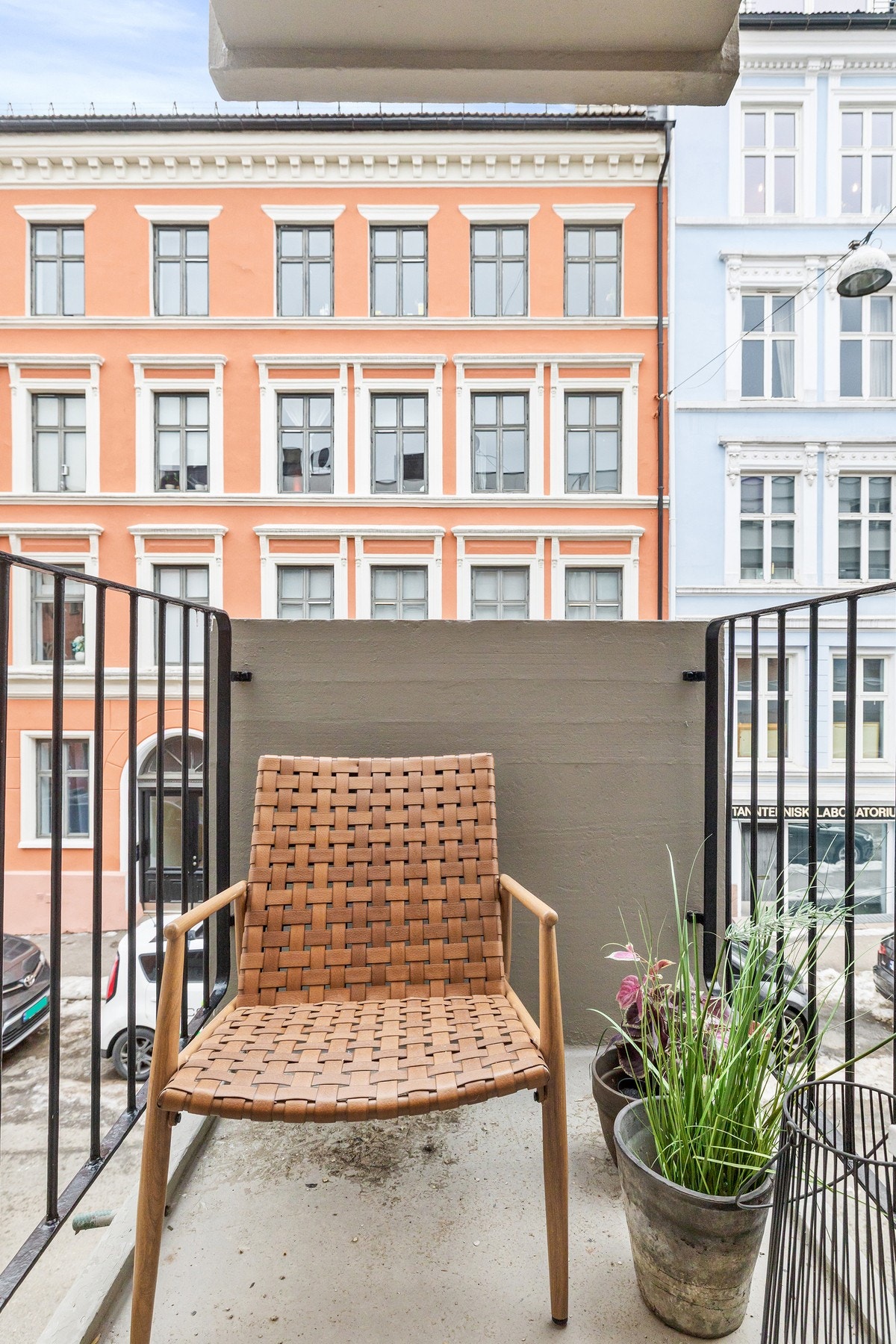 Utgang til din egen balkong som vender mot rolig, lite trafikkert sidegate. Galleribilde