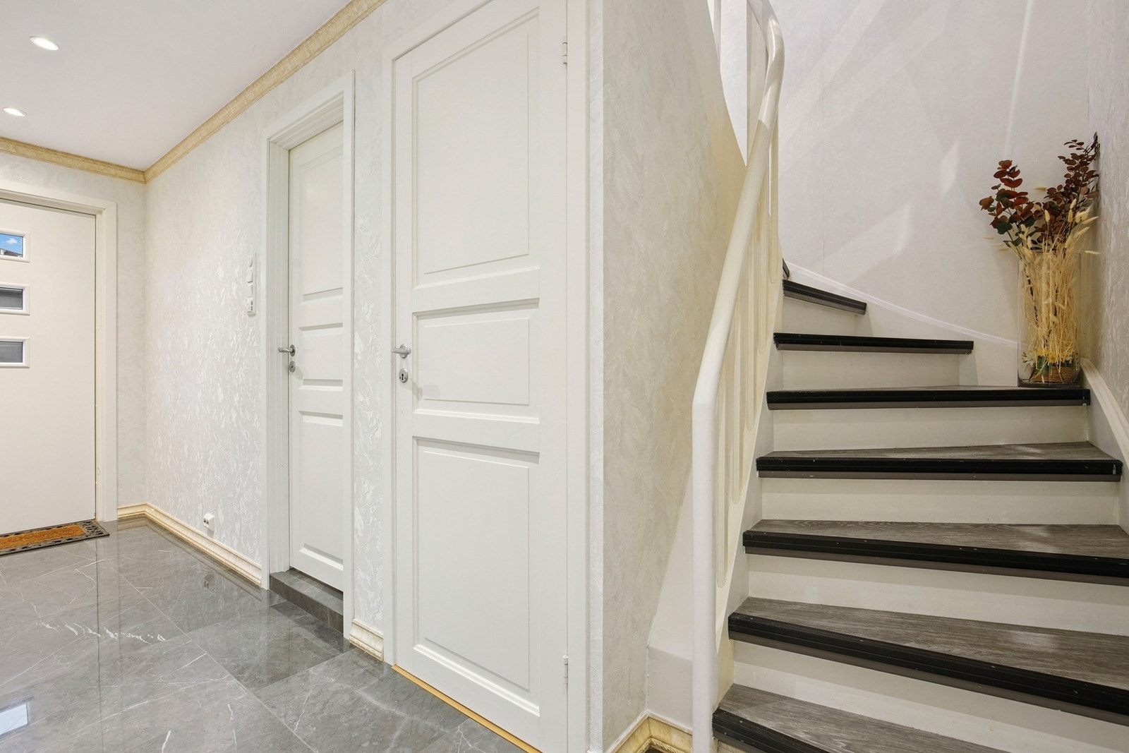 Flislagt gulv i entré Galleribilde