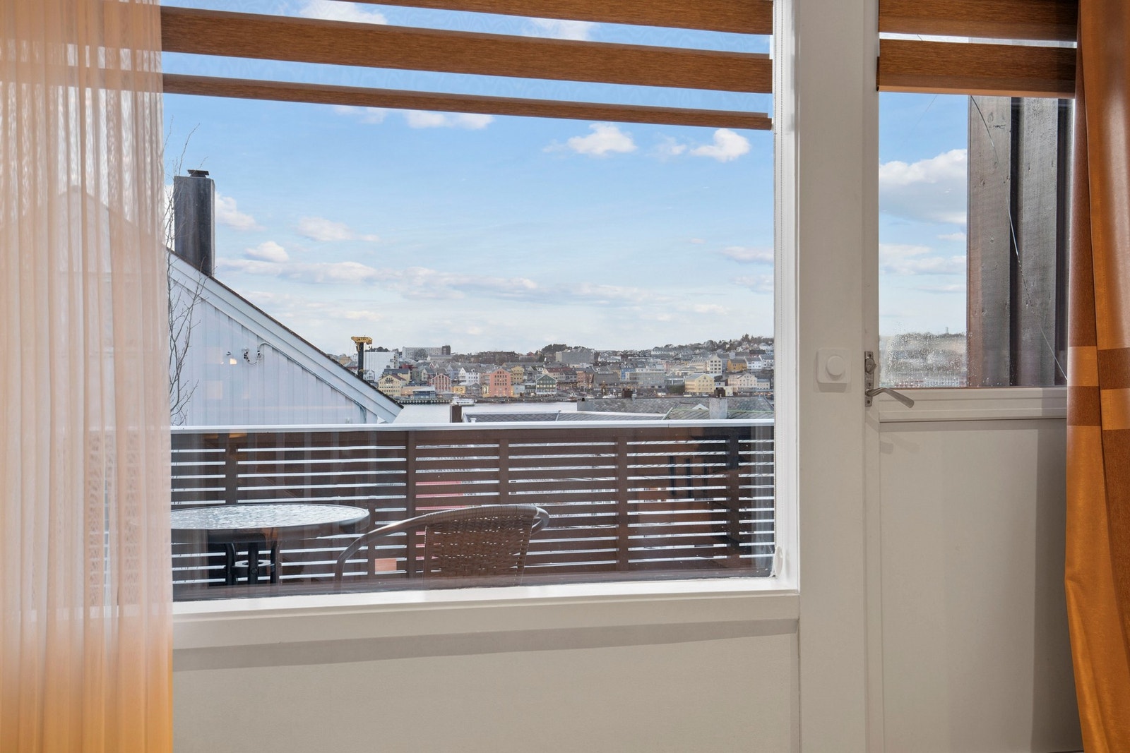 Fra stuen har man utgang til terrasse Galleribilde