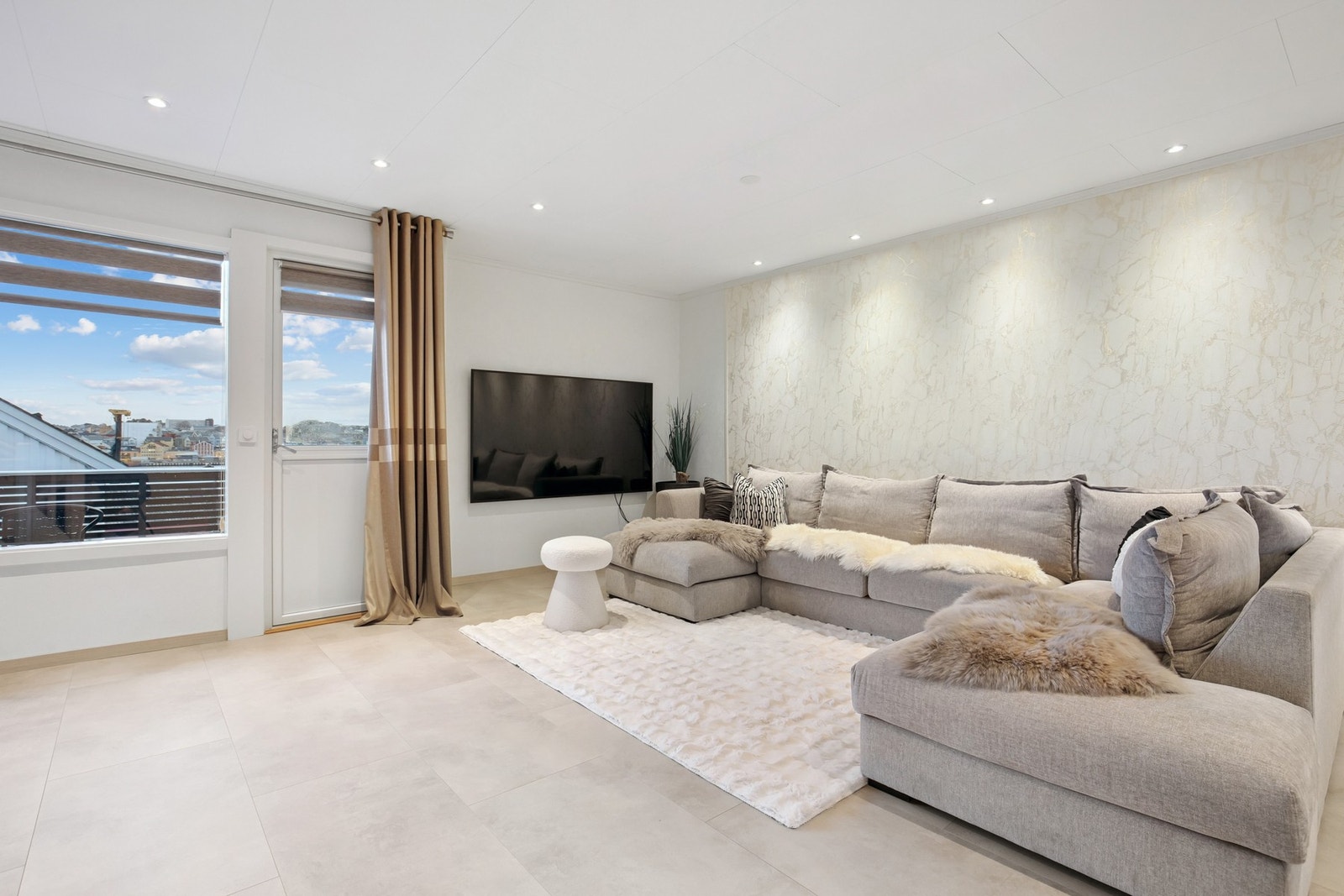 Romslig stue og en komfortabel lounge. Perfekt for sosiale sammenkomster og avslapning Galleribilde