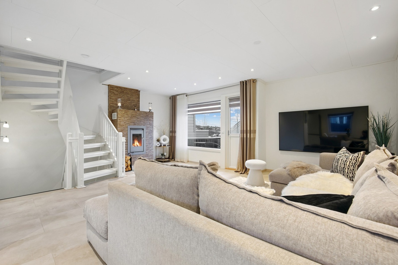 God takhøyde og store vindusflater som bidrar til en luftig og behagelig atmosfære Galleribilde