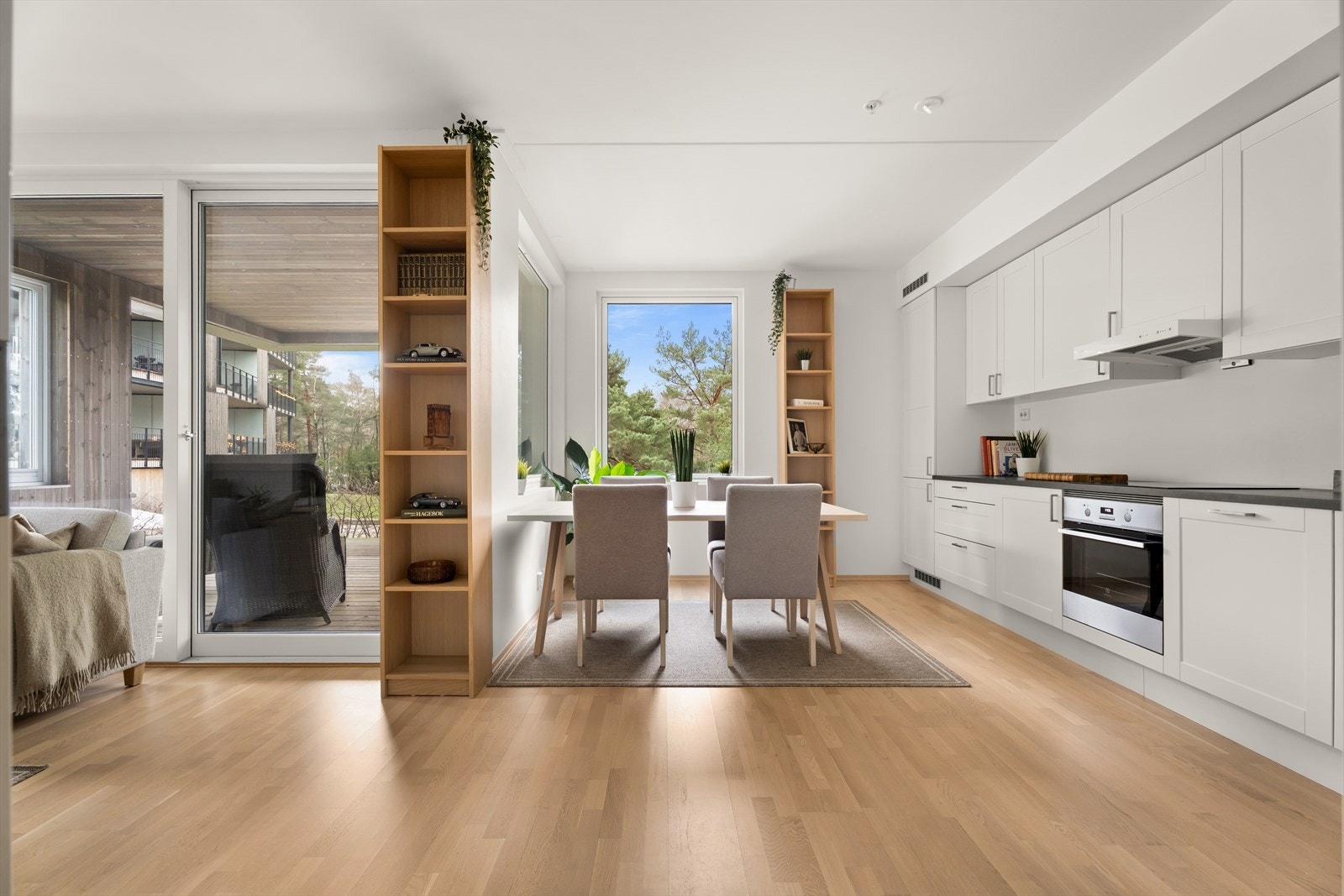 HTH kjøkken med hvite profilerte fronter og laminert benkeplate gir et stilrent utseende. Galleribilde