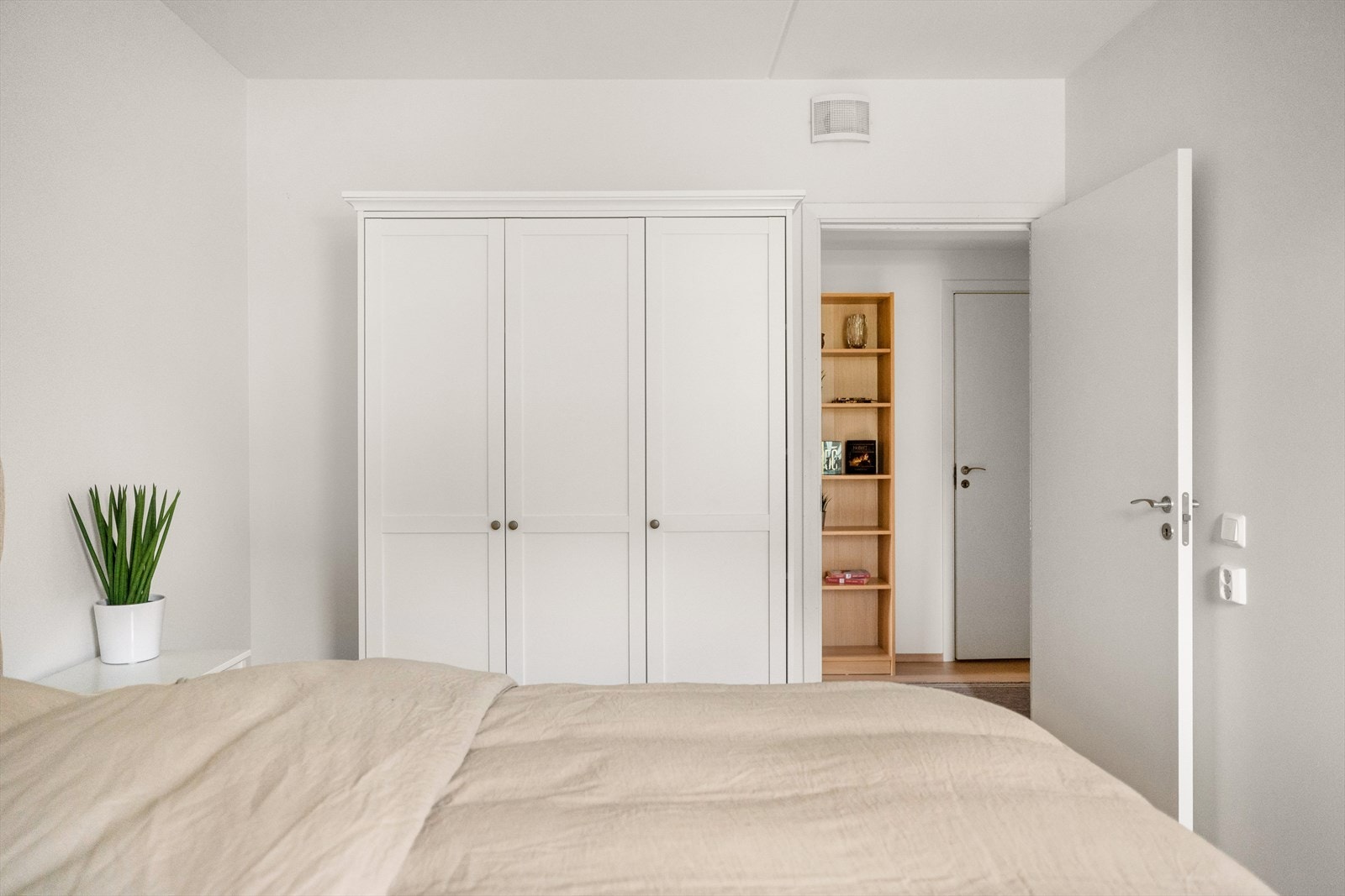 Garderobeskap med profilerte fronter gir praktisk oppbevaring. Galleribilde