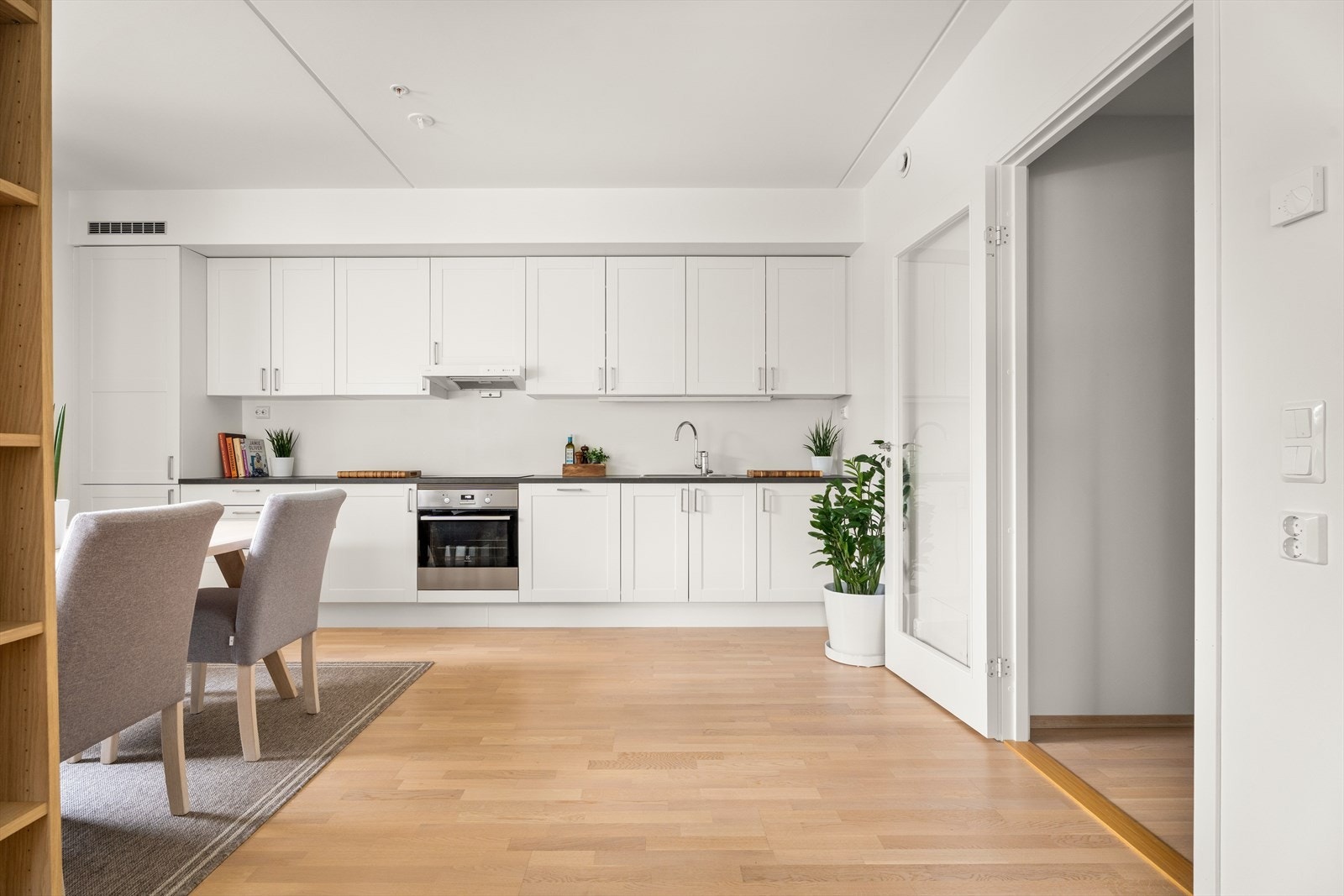 Kjøkkenet har rikelig med skap- og benkeplass. Galleribilde