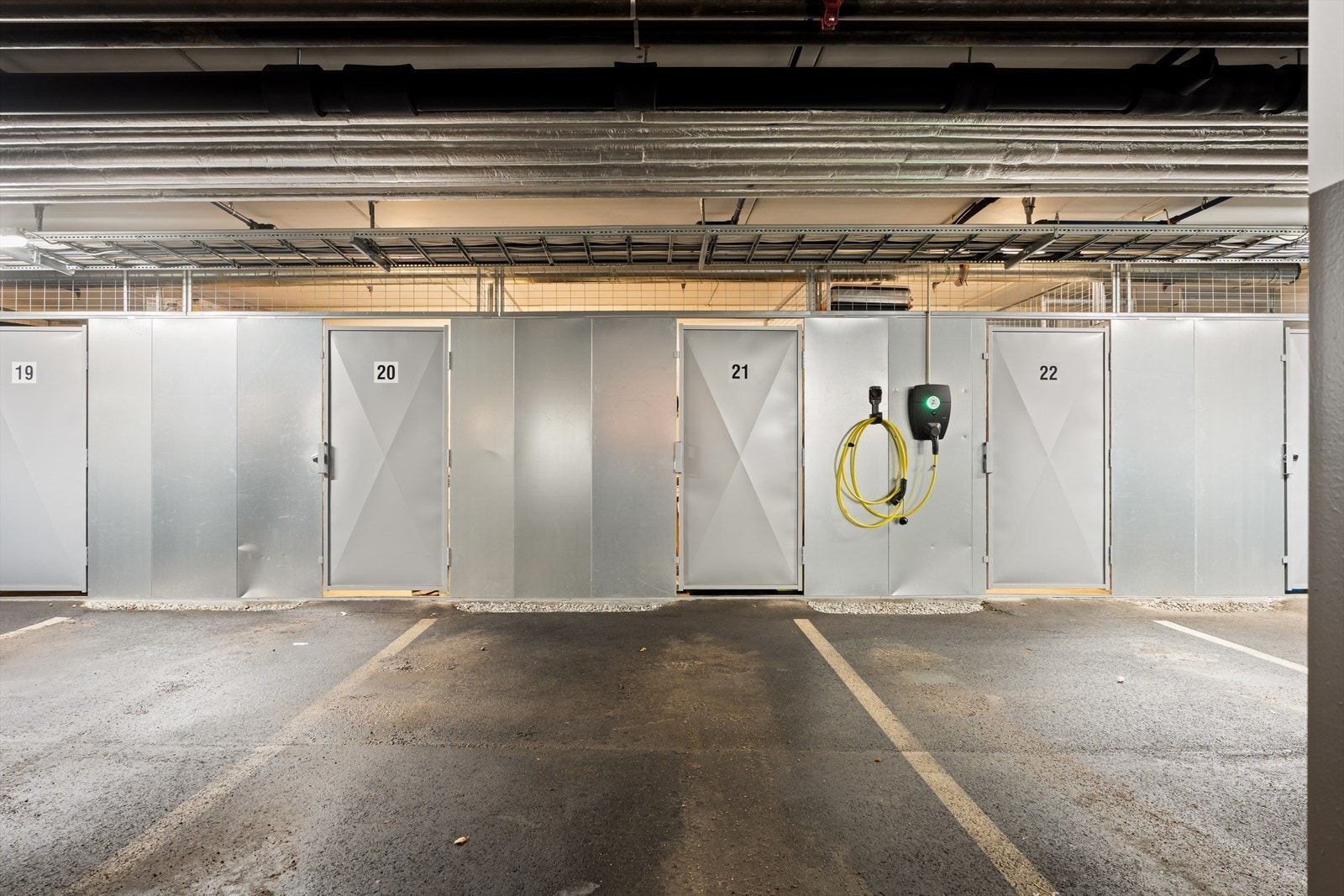 Garasjekjeller med bodplass og ladestasjon for elbil. Galleribilde