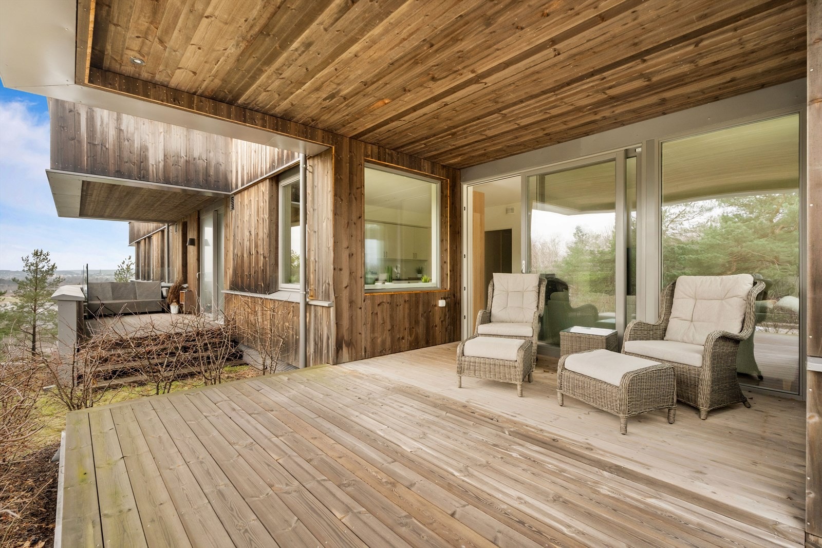 Størrelsen på terrassen gjør at det er enkelt å møblere med blant annet sofakrok, spisebord og grill. Galleribilde