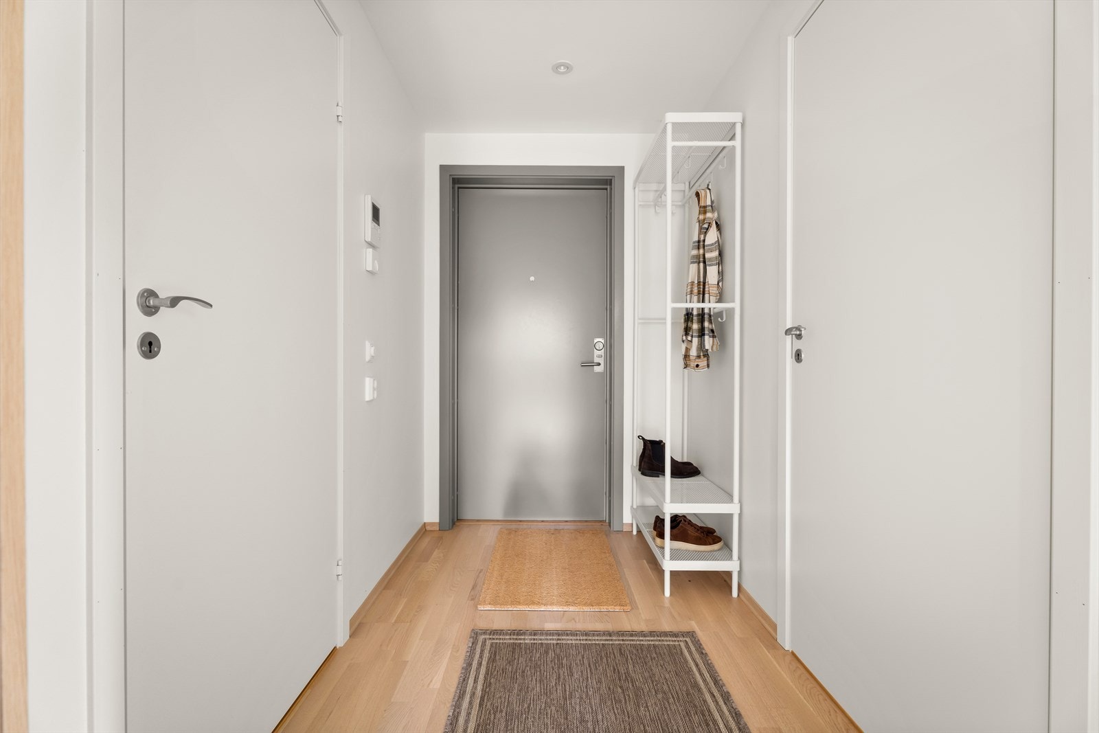 Entréen har god plass til ytterbekledning samt parkeringsplass for sko. Galleribilde