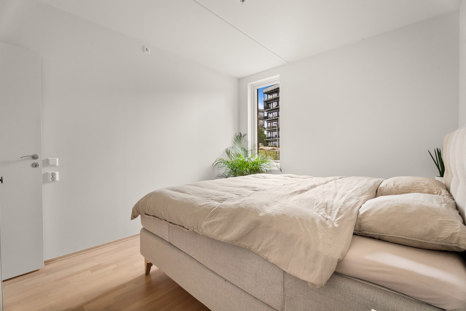 Hovedsoverommet er malt i lyse- og behagelige veggfarger. Galleribilde