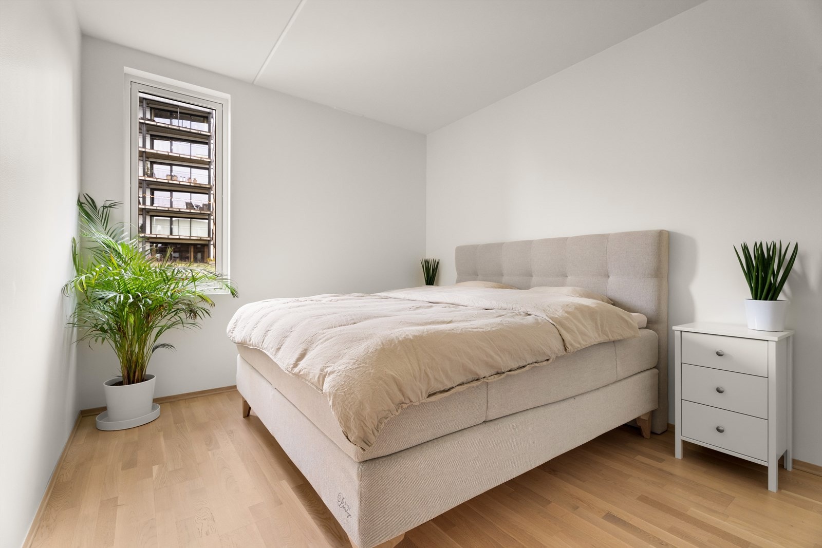 Hovedsoverommet har god plass til dobbeltseng med tilhørende nattbord. Galleribilde