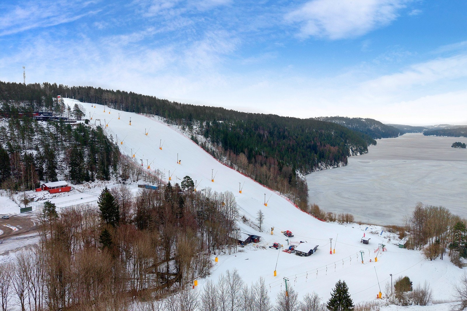 Rett i nærheten er Ingierkollen slalåmbakke for store og små. Galleribilde