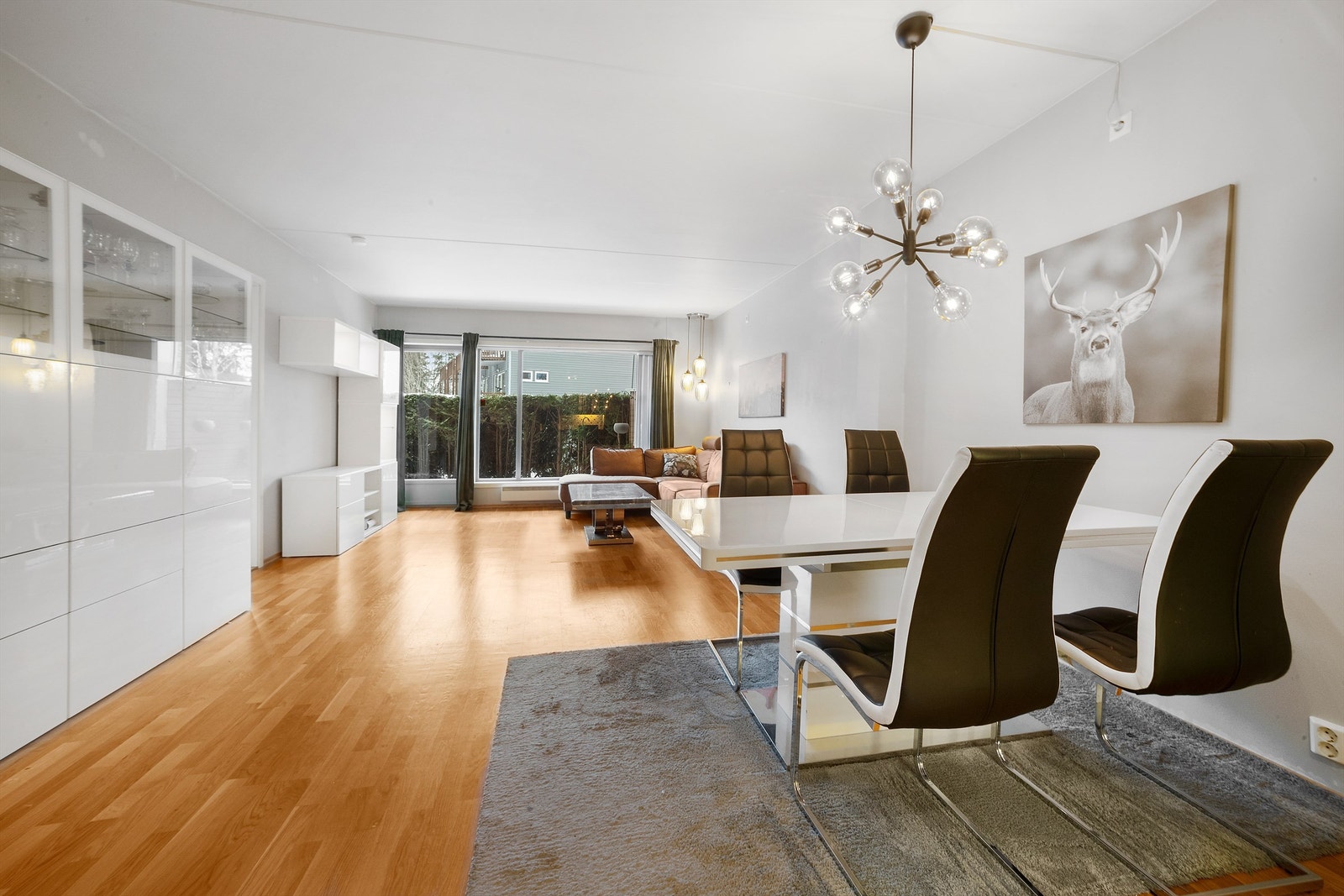 Store vindusflater slipper inn godt med naturlig lys. Galleribilde