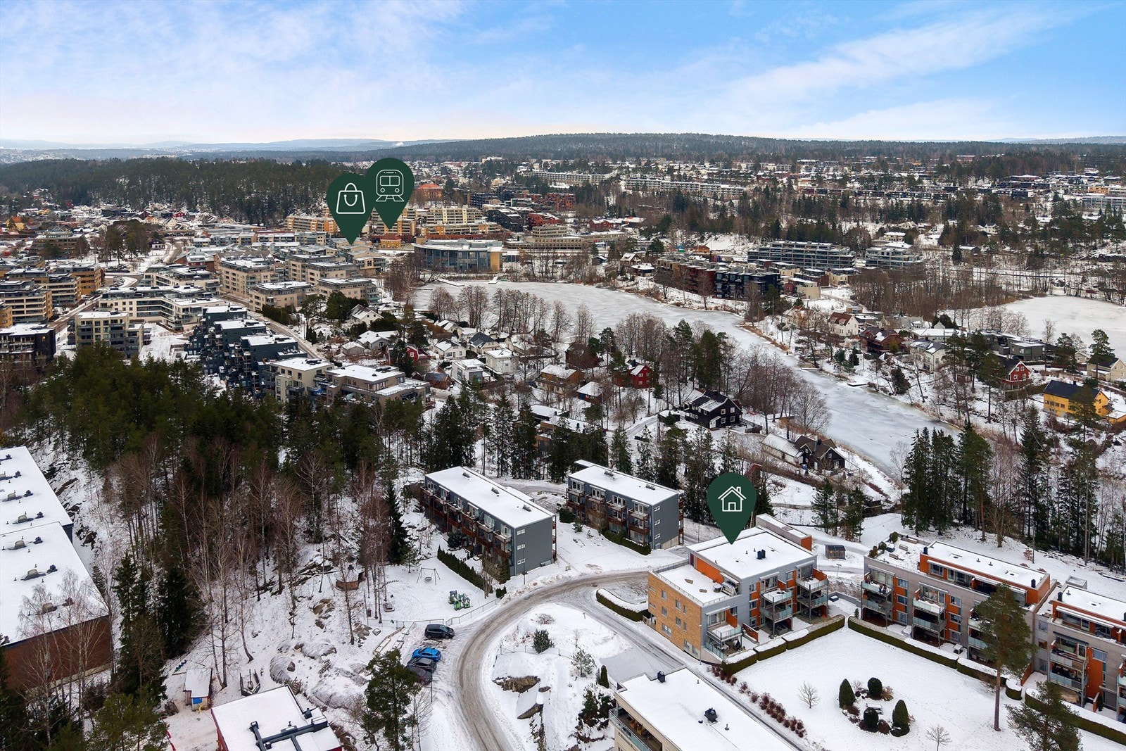 Ca. 5-10 min gange til Kolbotn togstasjon, Kolbotn torg og Kolben kulturhus. Galleribilde