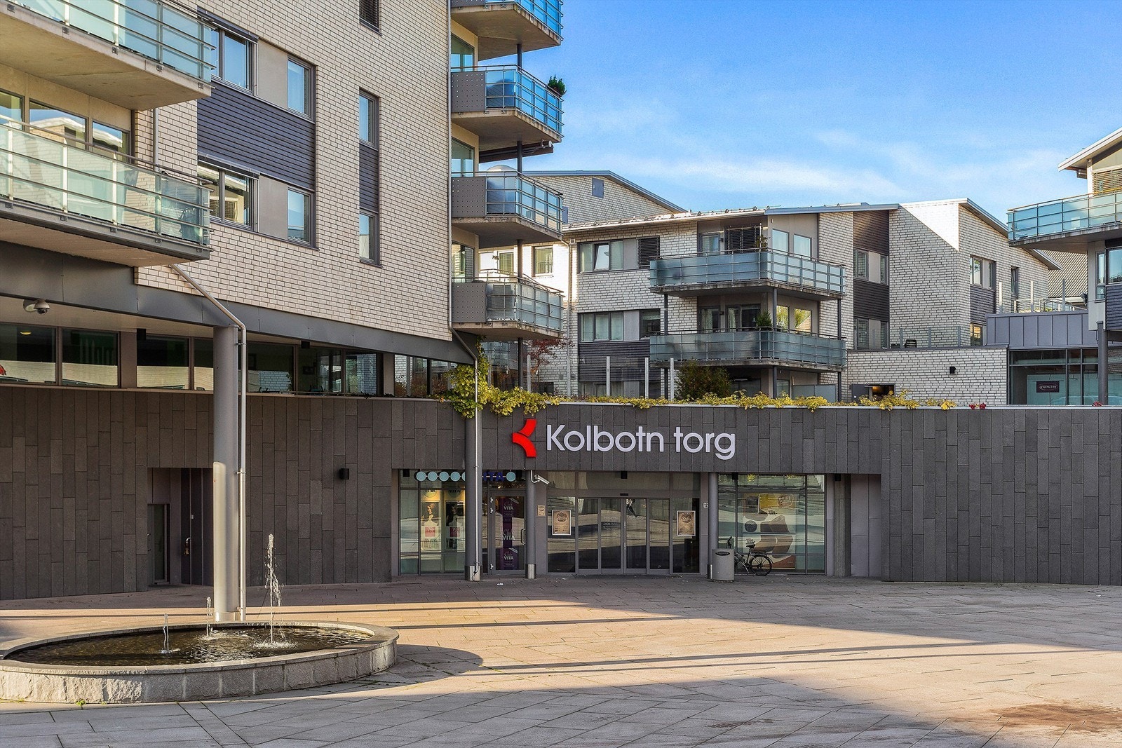 Kolbotn Torg med ca. 60 forretninger, servicetilbud og restauranter. Galleribilde