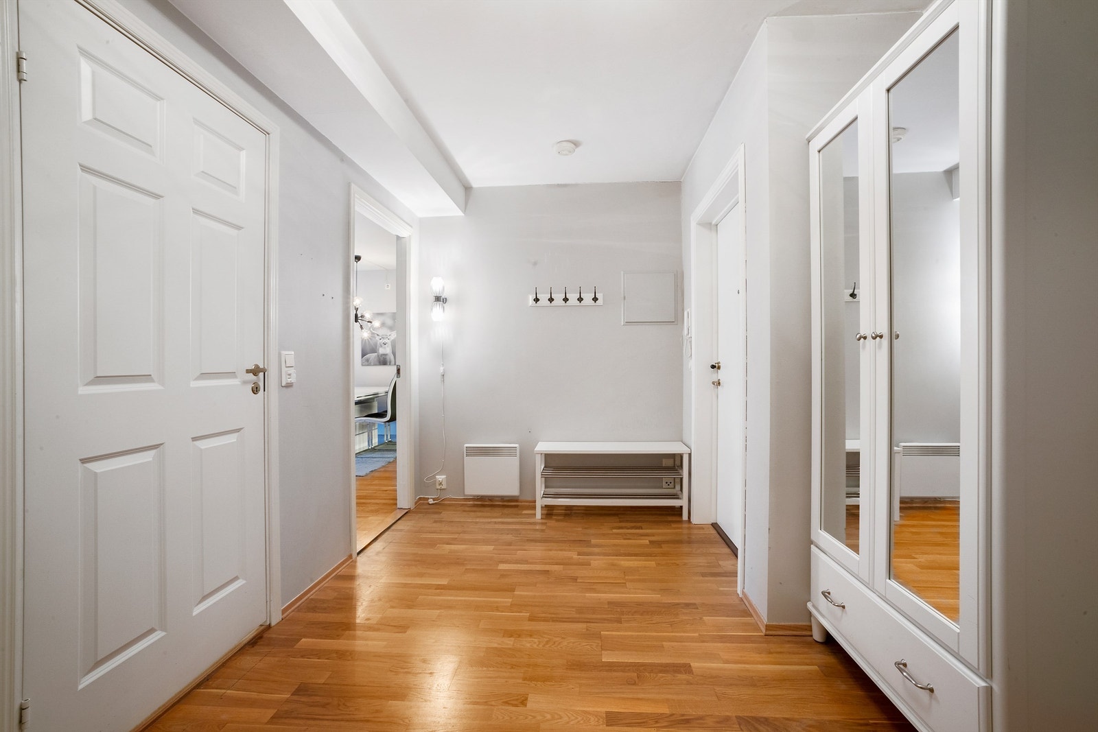 Entré - utvendig bor rett utenfor leilighetens inngangsdør, samt enkel adkomst til garasje via heis. Galleribilde