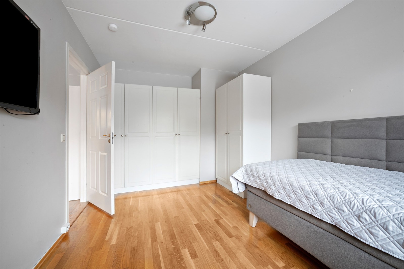 Romslig soverom med godt med garderobeskap. Galleribilde
