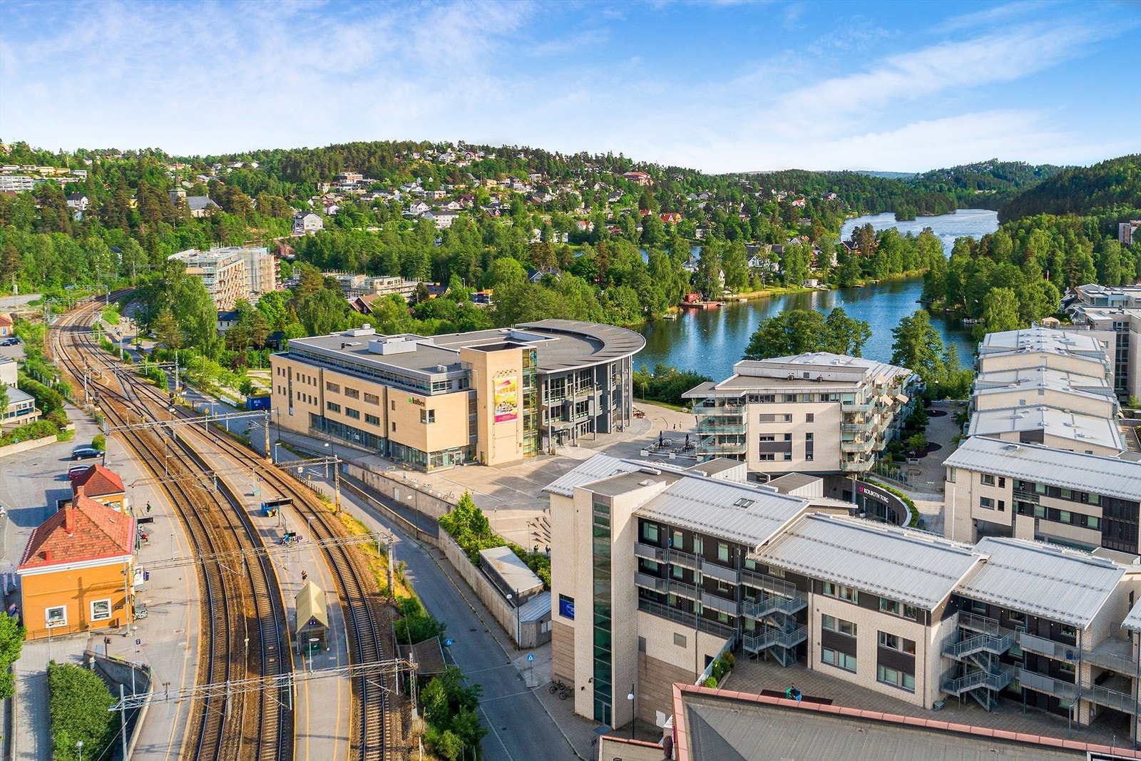 Kolbotn stasjon med hyppige avganger til Oslo og Ski. Kun 19 min med tog til Oslo S og toget går hvert kvarter. Galleribilde