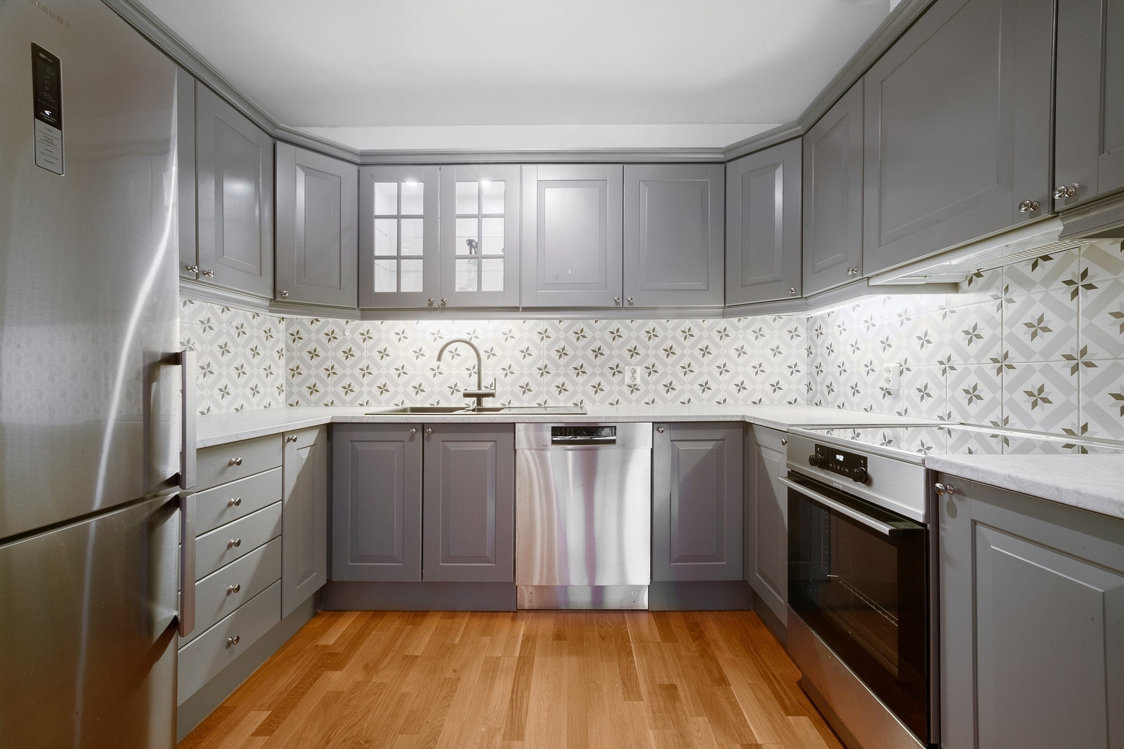 Kjøkkeninnredning fra Sigdal - Alt av hvitevarer på kjøkkenet medfølger. Galleribilde