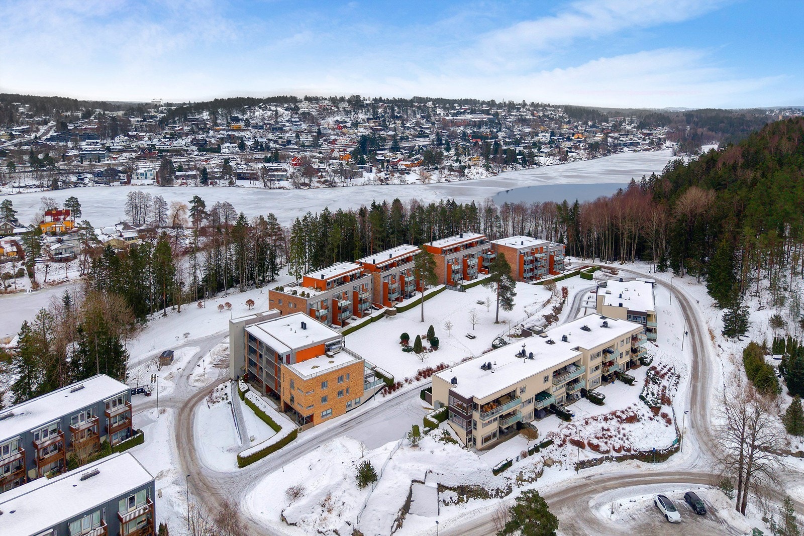 Sameiet ligger usjenert og landlig til ved Kolbotnvannet, med kort gangavstand til sentrum. Galleribilde