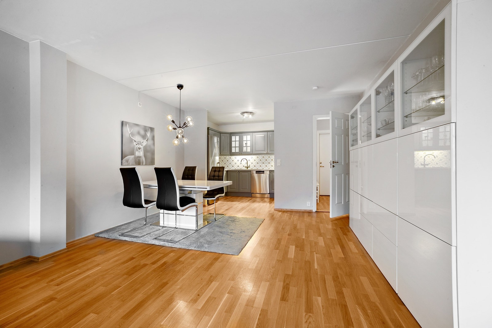 Spisestuen praktisk plassert i tilknytning til kjøkkenet. Galleribilde