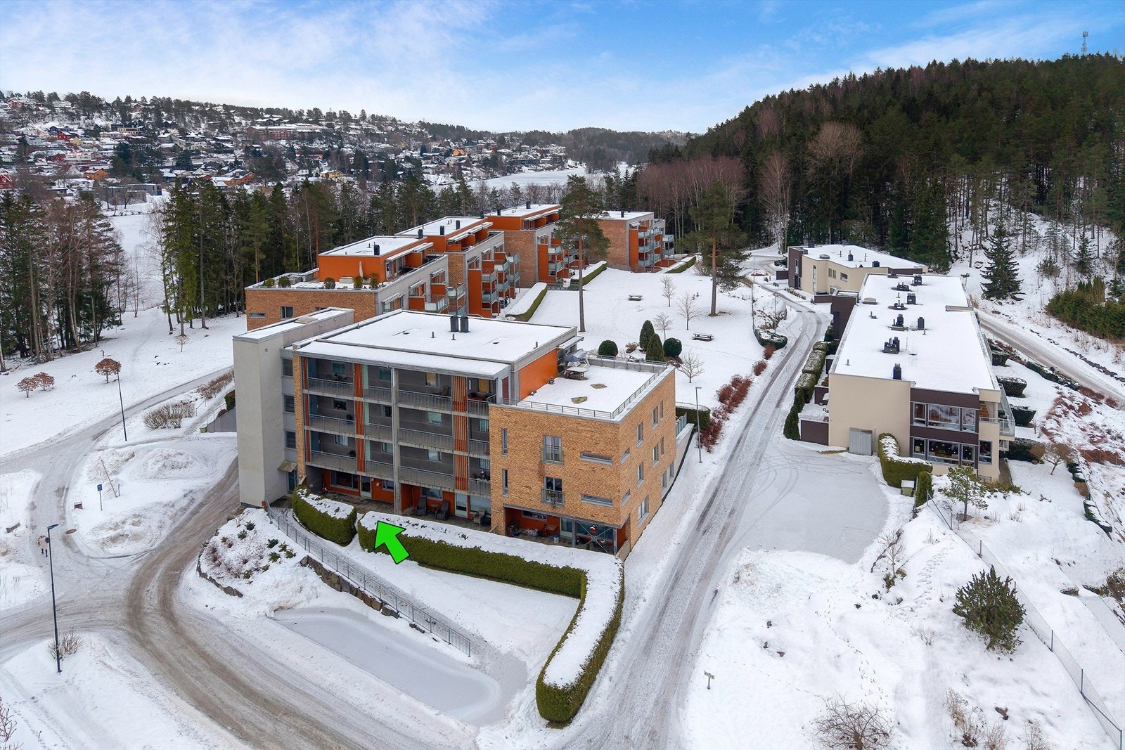 Leiligheten ligger i underetasjen med enkel adkomst. Sameiets tomt grenser mot marka og Kolbotnvannet. Galleribilde