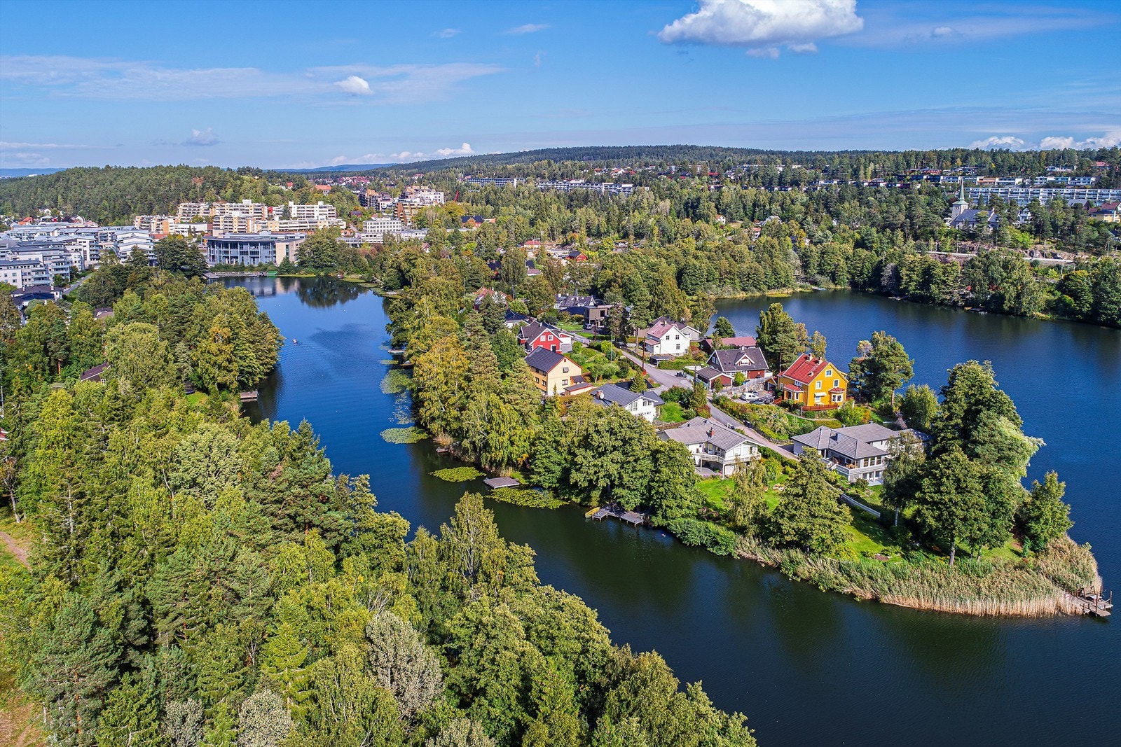 Leiligheten ligger ved Kolbotnvannet med flotte turmuligheter på Kantoråsen sommer som vinter. Galleribilde