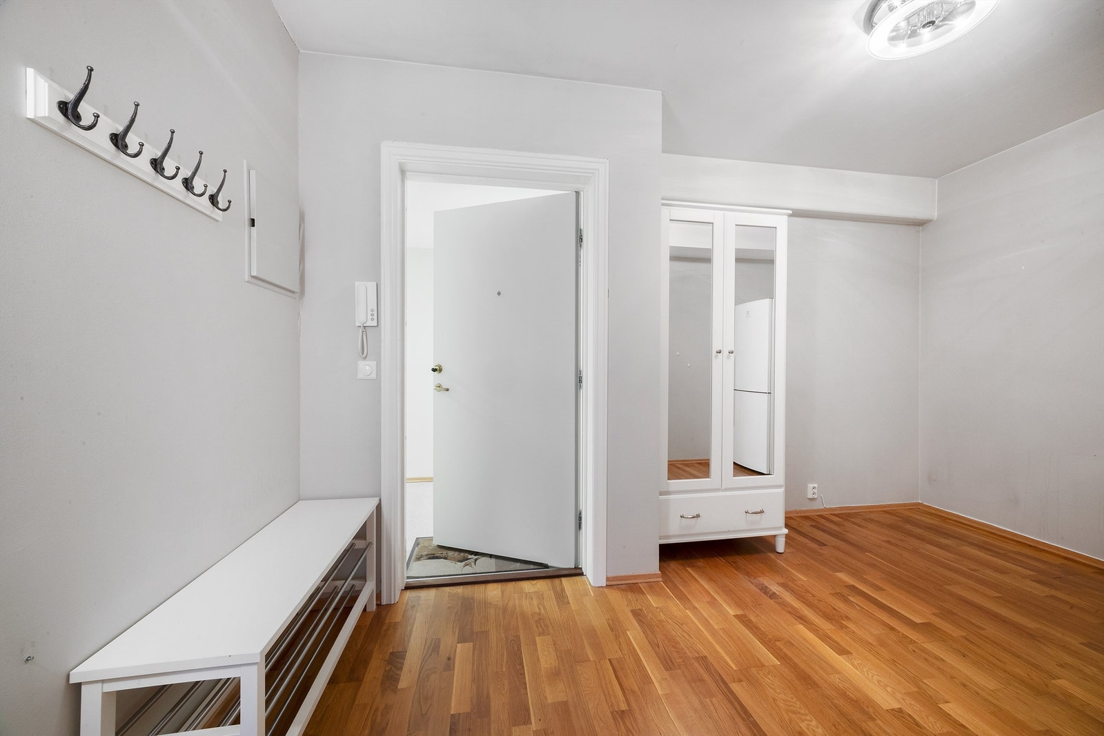 Velkommen inn i en romslig entré med god plass til garderobeskap og kontorløsning. Galleribilde