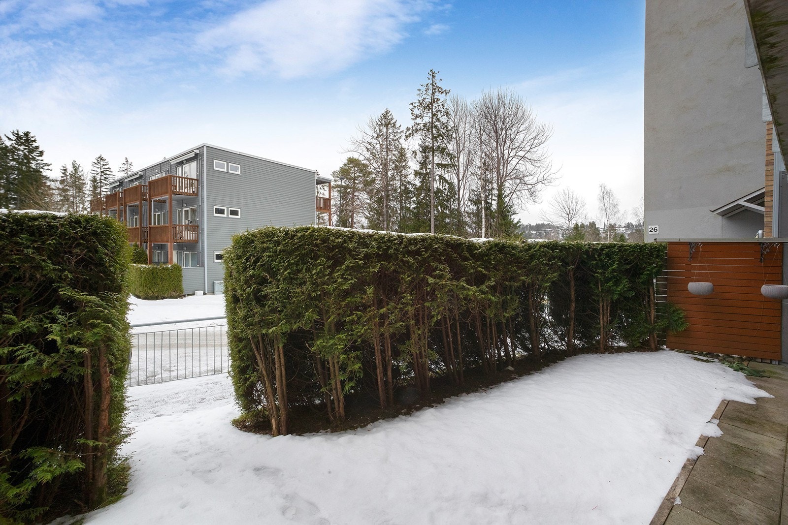 Snarvei til/fra leiligheten gjennom hekken og inn terrassedøren. Galleribilde