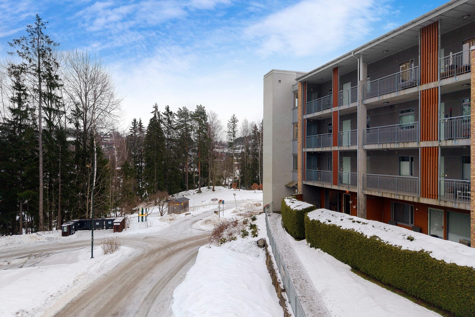 Gjesteparkering rett utenfor blokken. Enkel adkomst til leiligheten gjennom hekken via terrassedør eller hovedinngang. Galleribilde