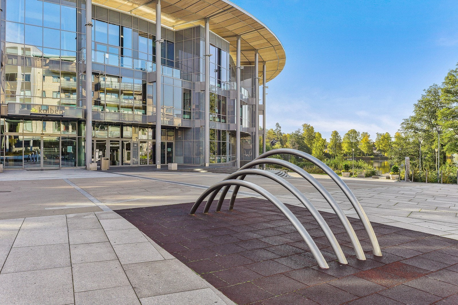 Kolben kulturhus hvor det er et rikt kulturliv med konserter, kino og bibliotek, samt festlokaler til leie. Galleribilde