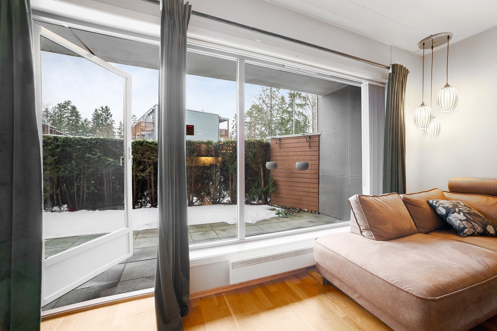 Fra stue er det utgang til usjenert uteplass. Galleribilde