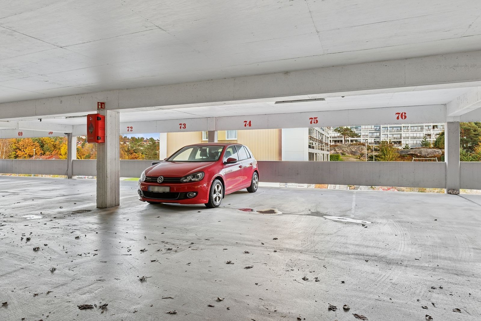 De er parkering i parkerinegshus. P-plass blir tildelt av styret Galleribilde