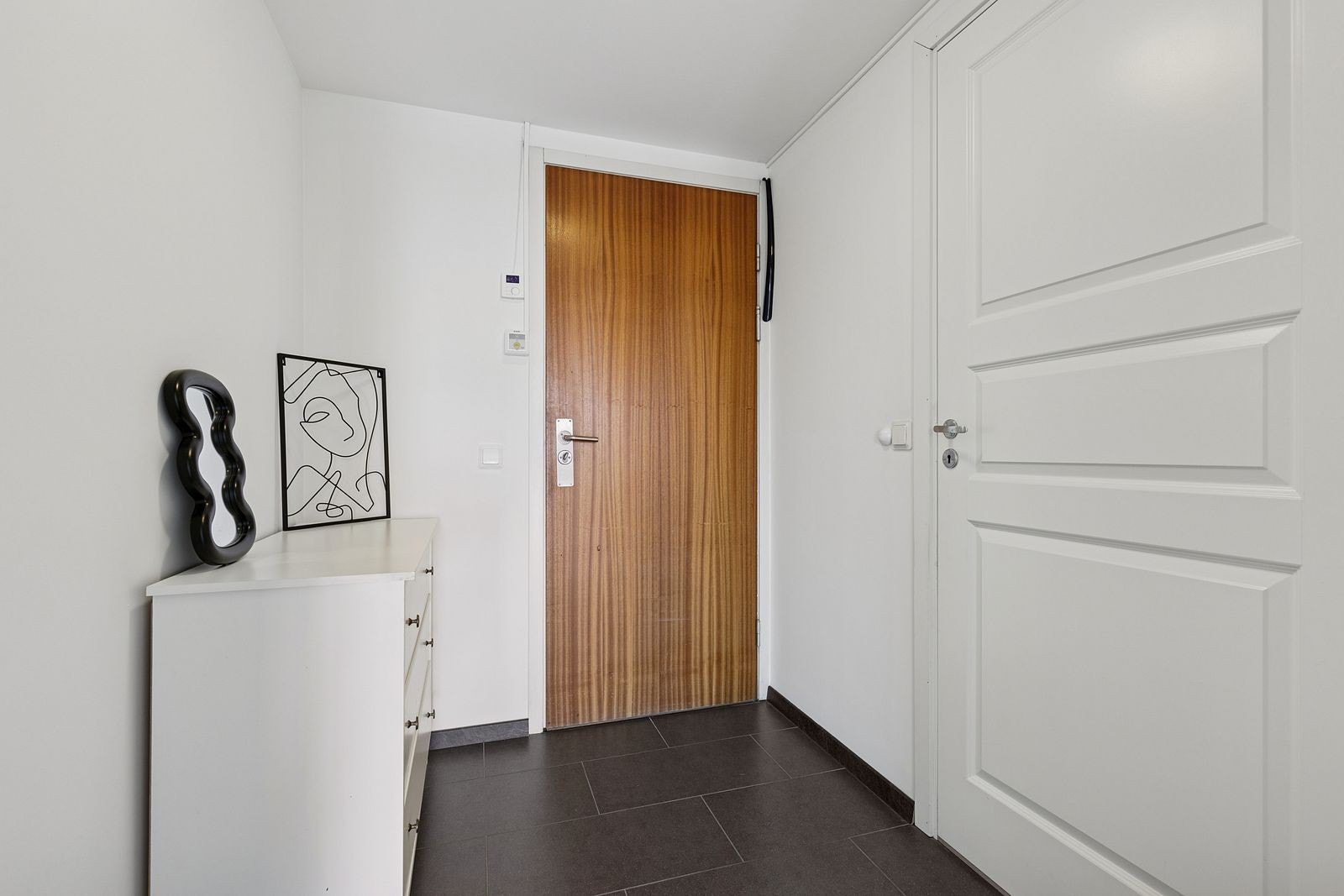 Entré med plass til kommode eller garderobe Galleribilde