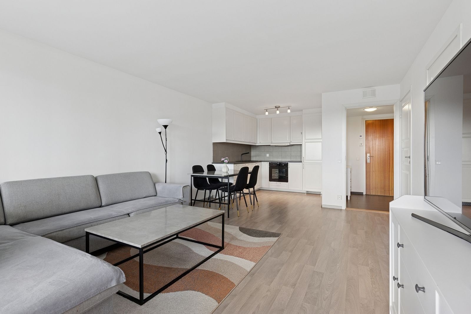 Det er god plass til romslig sittegruppe og spisebord Galleribilde