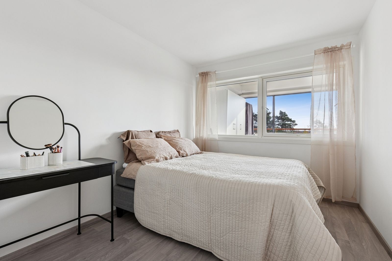 Stort og romslig soverom med plass til stor seng Galleribilde