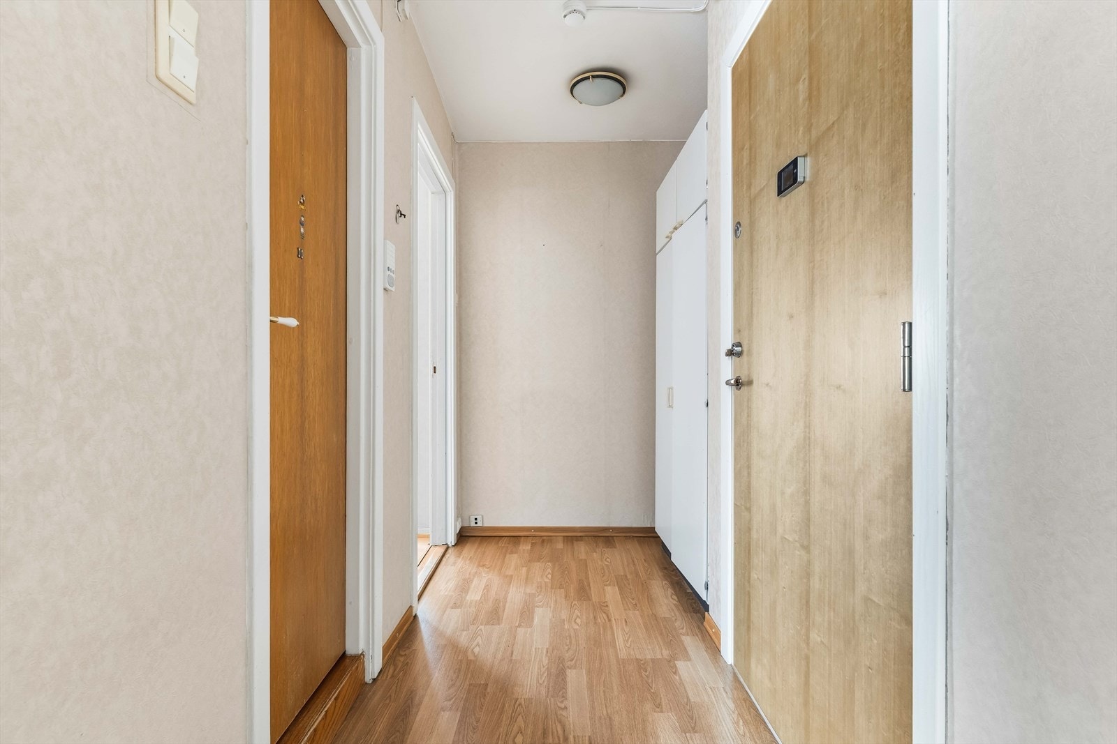 Velkommen inn! Leiligheten har adkomst via en felles trappeoppgang, og det er dørcalling. Lenger inn finner du en entré med skap. Galleribilde