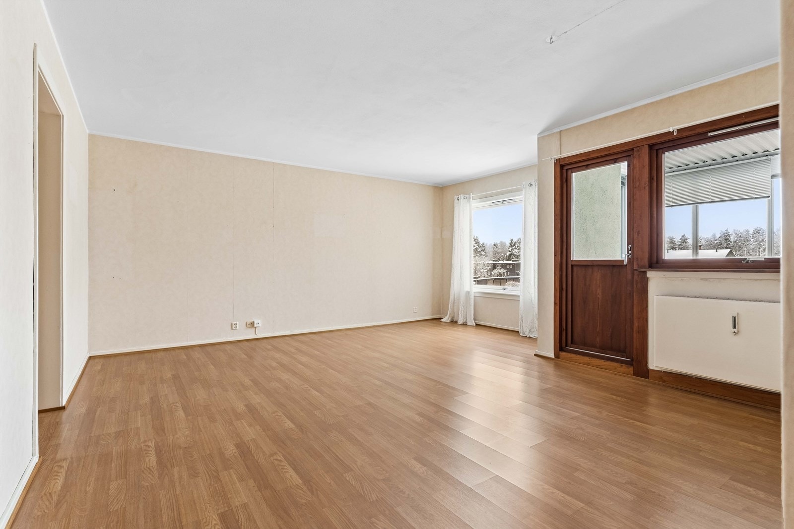 Stuen er av god størrelse, med store vindusflater som slipper inn rikelig med naturlig lys. Rommet har plass til en sofaseksjon, TV-møbel og spisegruppe. Galleribilde