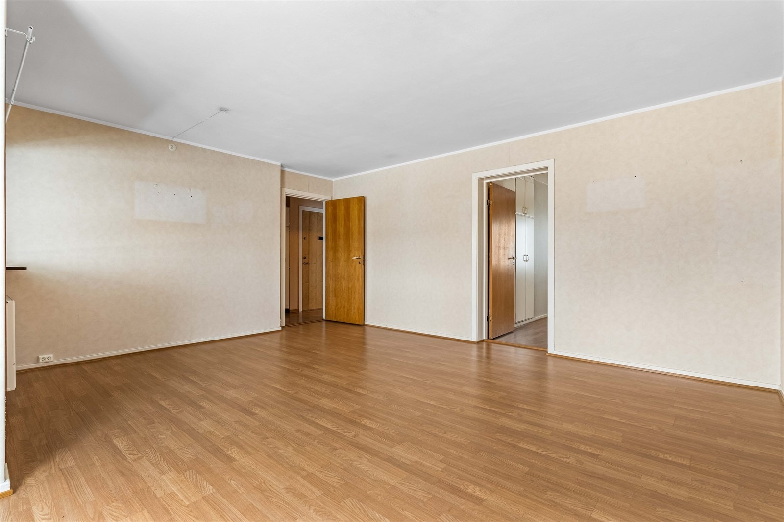 Romslig stue for møblering på ulike måter. Galleribilde