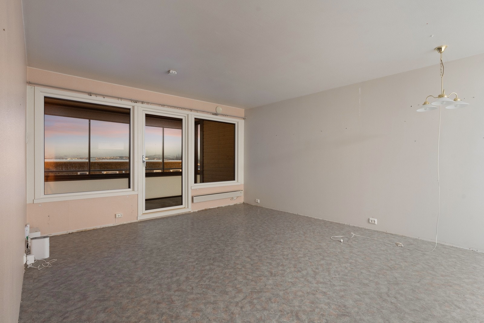 Romslig stue med utgang til innglasset balkong.