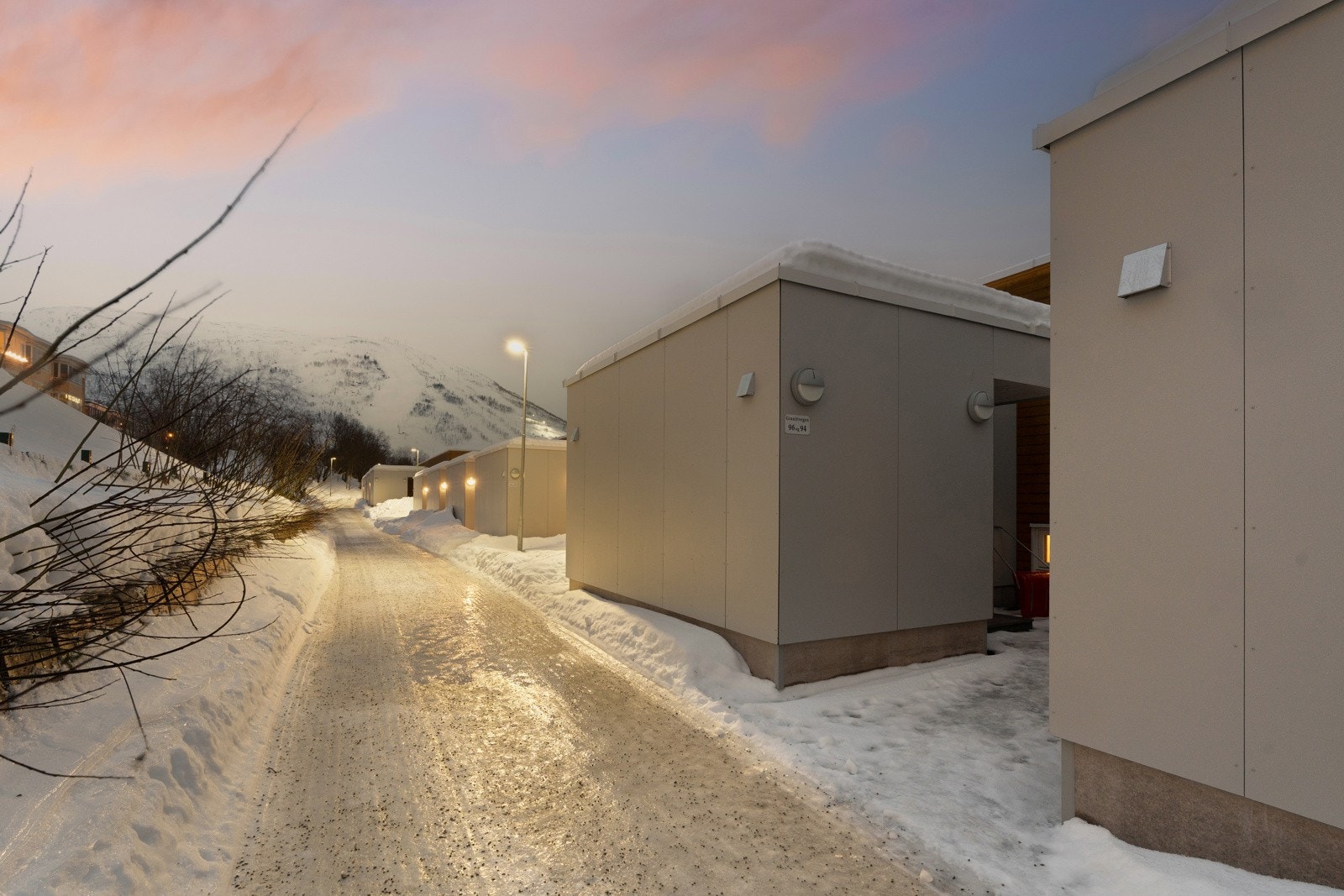 Leiligheten har adkomst via et praktisk, takoverbygget inngangsparti.