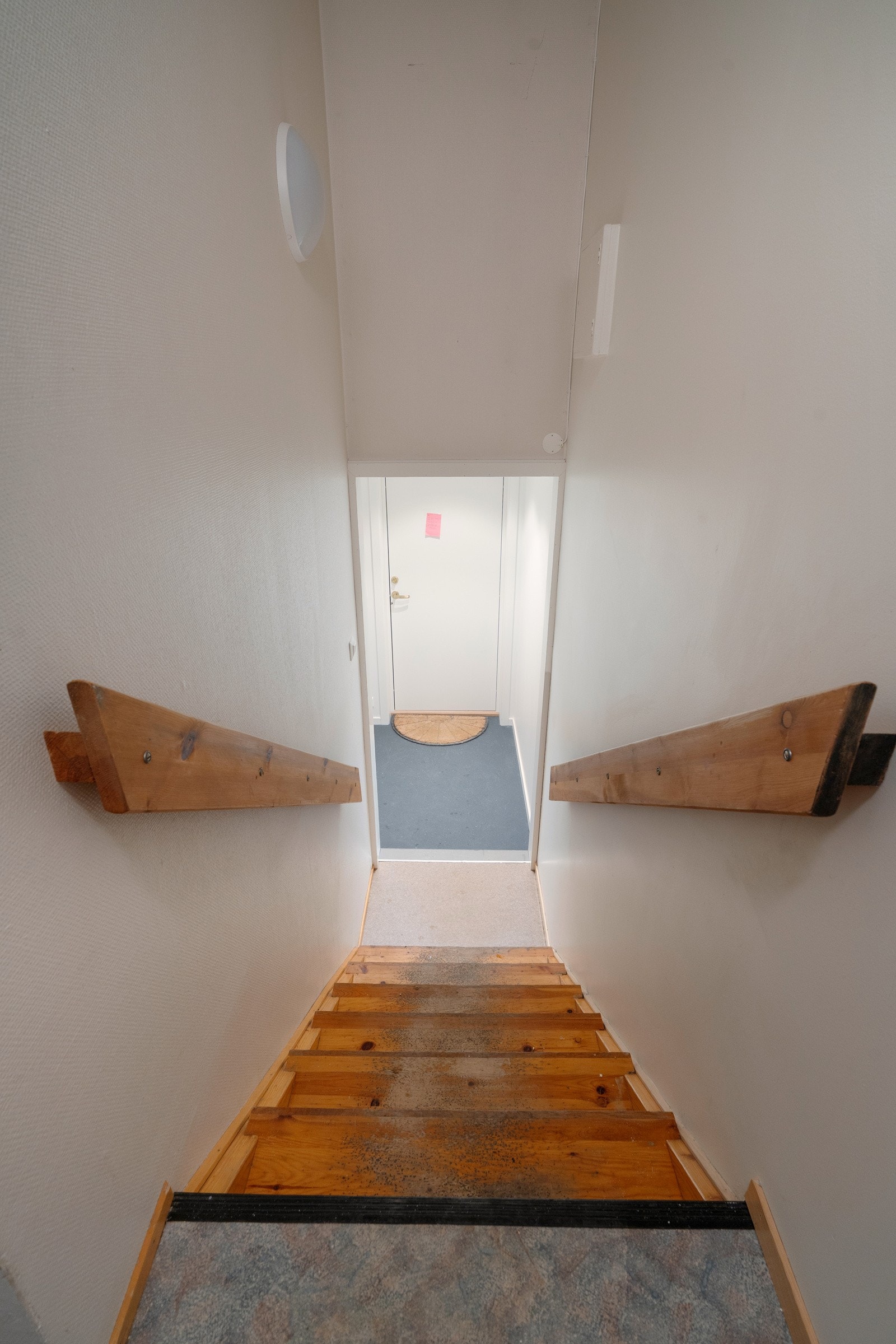 Trapp ned til hovedplan.